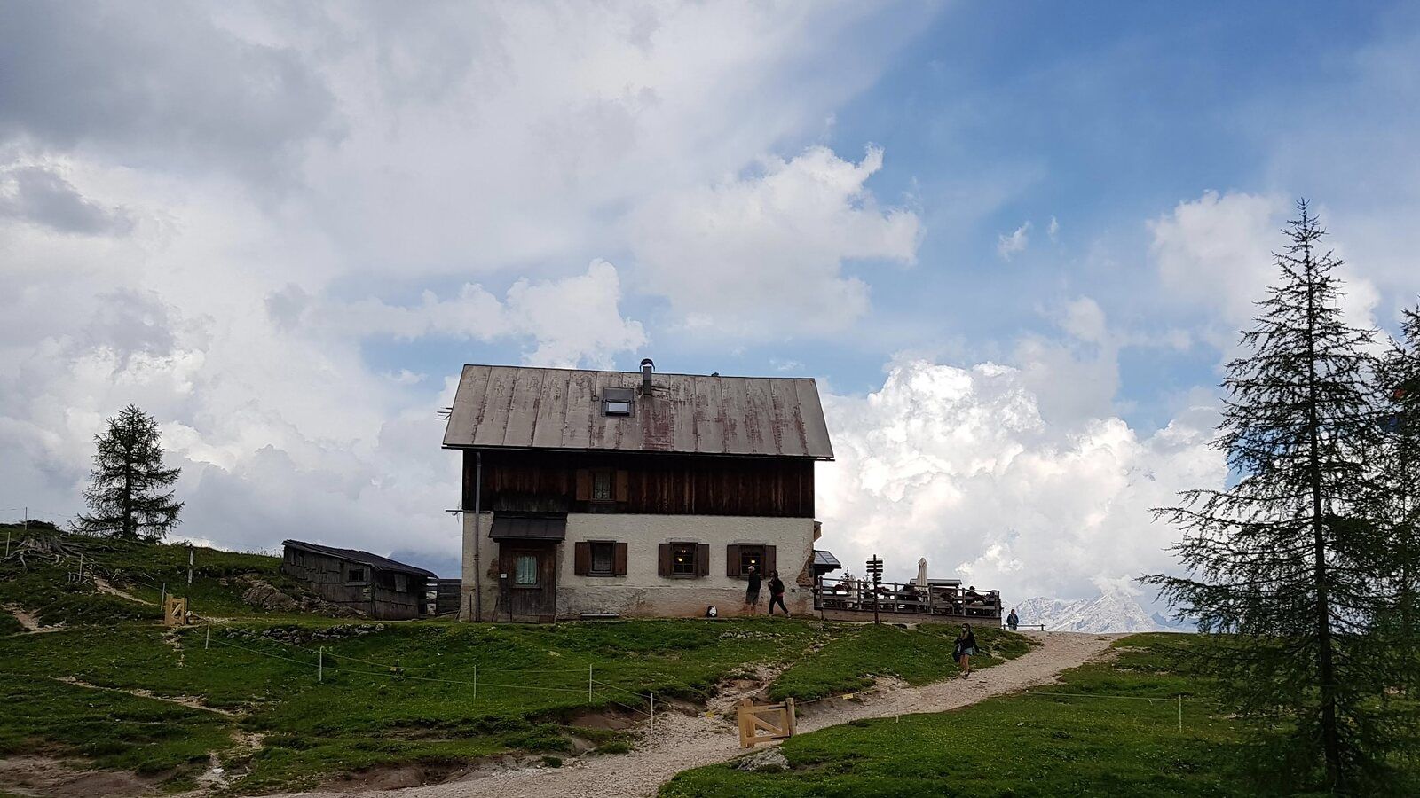 Rifugio Croda da Lago – G. Palmieri vor der Bergkulisse der Dolomiten